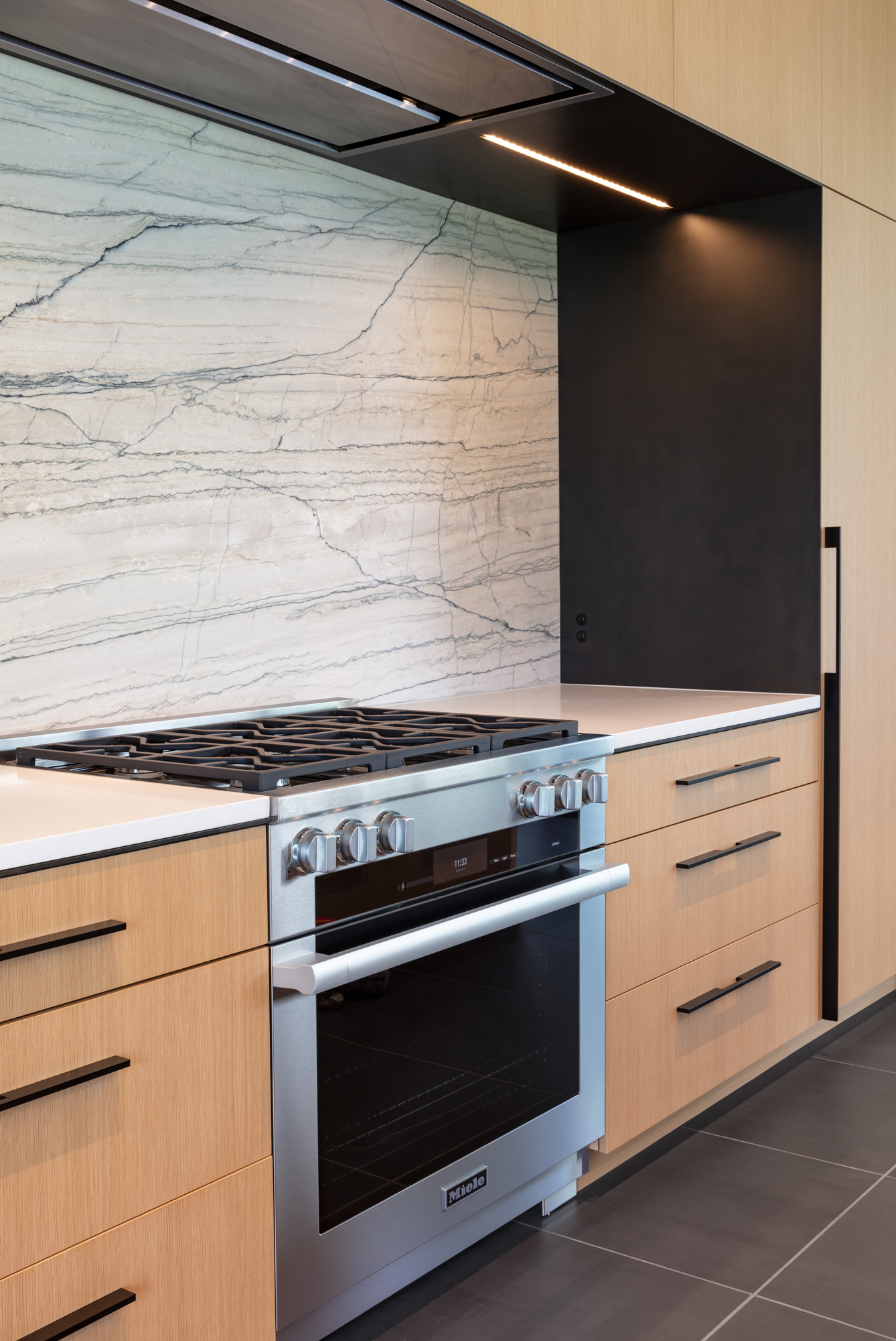 Bayside kitchen range and stone backsplash